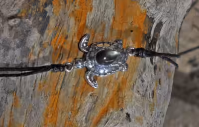 Bracelet en argent représentant une tortue, symbole de la vie marine et de la protection.