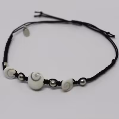 Bracelet orné de coquillages "œil de Sainte-Lucie", symbole de protection maritime, idéal pour les passionnés de plongée.