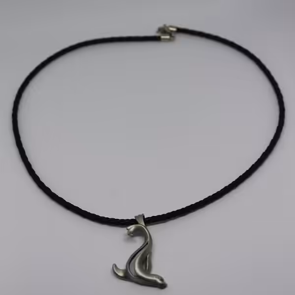 Ce collier élégant, orné d'un pendentif lion de mer, évoque l'esprit aventureux des explorateurs marins.
