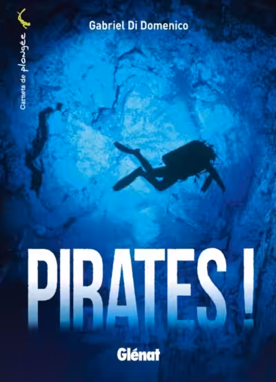 Un plongeur explore les profondeurs mystérieuses d'une grotte marine, évoquant l'aventure et le mystère des pirates.
