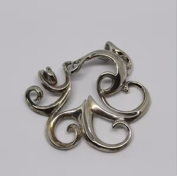 Ce pendentif en forme de poulpe évoque l'élégance mystérieuse du monde marin, idéal pour les passionnés de plongée.