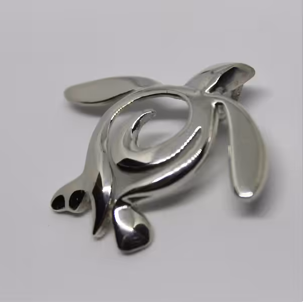 Ce pendentif en forme de tortue stylisée évoque l'élégance des créatures marines, symbole de voyage et de découverte sous-...