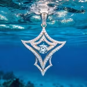 Un pendentif scintillant flotte sous l'eau cristalline, évoquant la beauté mystérieuse des profondeurs marines. #Plongée