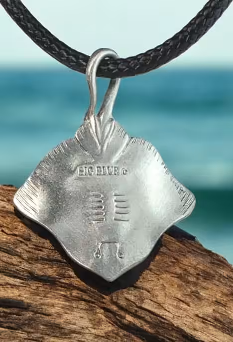 Pendentif en étain représentant une raie pastenague, évoquant l'exploration marine et l'évasion océanique.