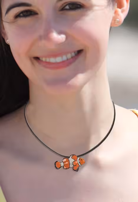 Un collier poisson-clown évoque l'émerveillement des récifs coralliens, symbole parfait pour les passionnés de plongée.