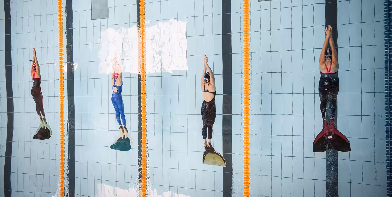 Des nageurs en compétition synchronisée de nage avec palmes illustrent l'élégance aquatique lors de la Coupe de France. #P...