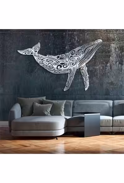 Une élégante sculpture murale en métal d'une baleine à bosse embellit un salon, évoquant l'évasion marine.