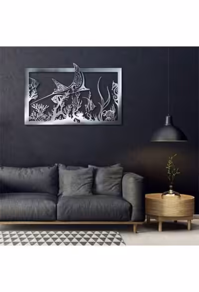 Une élégante décoration murale en métal évoque la beauté sous-marine, idéale pour les passionnés de plongée et d'océan.