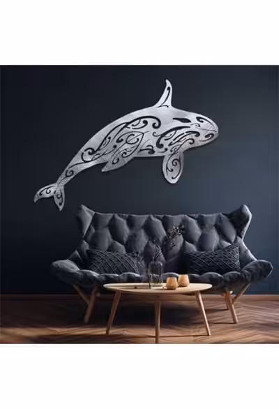 Une élégante orque en métal inoxydable orne le mur, évoquant l'aventure marine et la beauté des profondeurs océaniques.