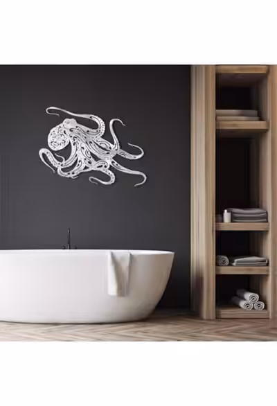Une élégante sculpture murale en métal inoxydable représentant une pieuvre embellit cette salle de bain, évoquant l'univer...