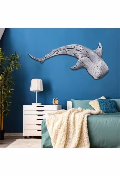 Une élégante décoration murale en inox représentant un requin-baleine embellit cette chambre moderne, évoquant l'évasion o...