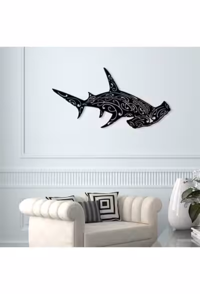 Une élégante sculpture murale en métal représente un requin-marteau, ajoutant une touche marine sophistiquée à votre intér...