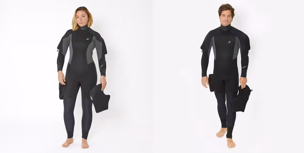 Deux plongeurs présentent des combinaisons semi-étanches, idéales pour explorer les profondeurs marines avec confort et pr...