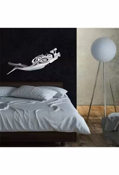 Une sculpture murale en métal inoxydable représente un plongeur photographe, ajoutant une touche d'aventure marine à la ch...