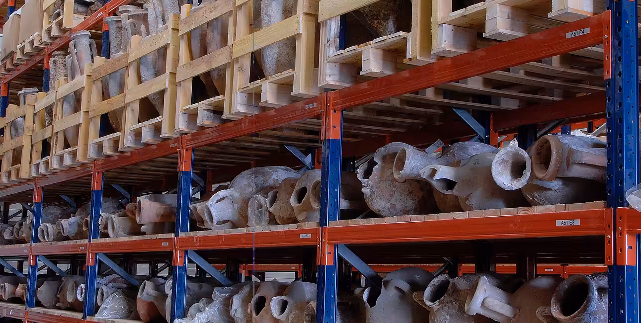Des amphores antiques soigneusement entreposées révèlent les trésors archéologiques marins du centre de conservation du DR...