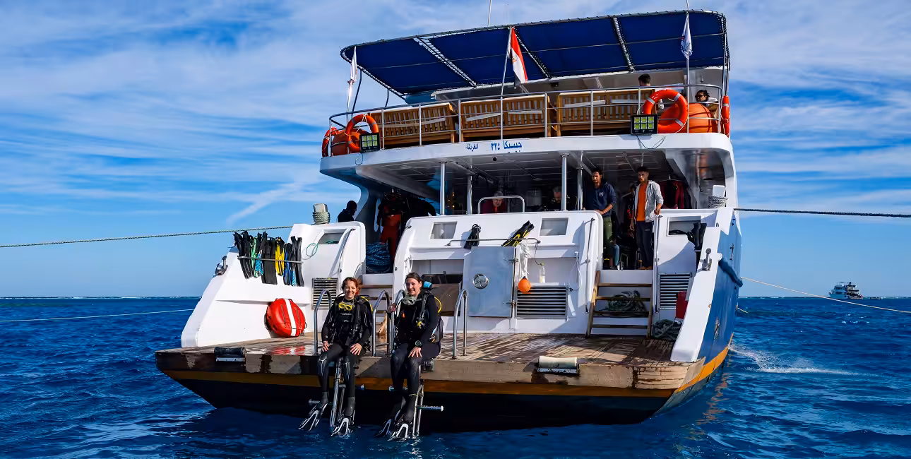 Deux plongeurs se préparent à explorer les merveilles du récif de Sataya, embarqués sur un bateau de croisière dédié à la ...