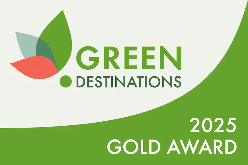 Logo Green Destinations 2025 : distinction pour le tourisme durable, idéal pour les voyages de plongée.