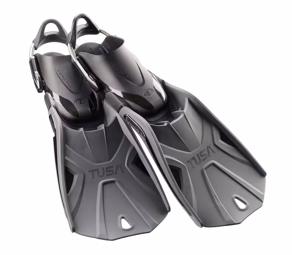 Palmes TUSA grises, conçues pour optimiser la propulsion sous-marine, idéales pour les passionnés de plongée.