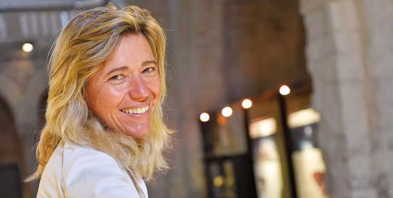 Une archéologue sous-marine souriante illumine les mystères des profondeurs, symbole de passion pour l'exploration océanique.