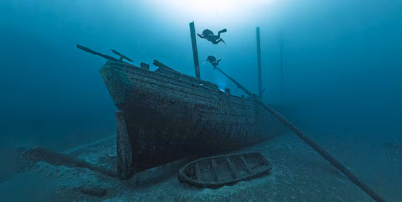 Deux plongeurs explorent une épave majestueuse et bien préservée au fond du lac Huron, révélant l'histoire maritime cachée.
