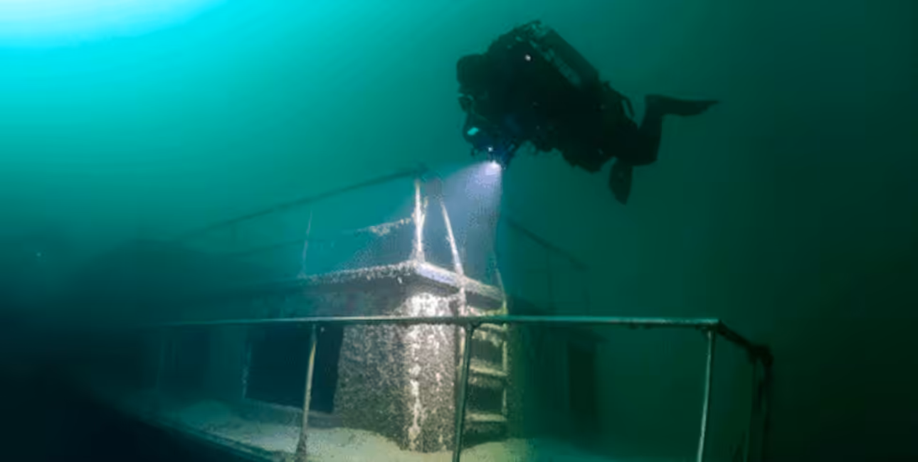 Un plongeur explore l'épave mystérieuse d'un navire englouti, éclairant les secrets de l'océan. #ExplorationSousMarine