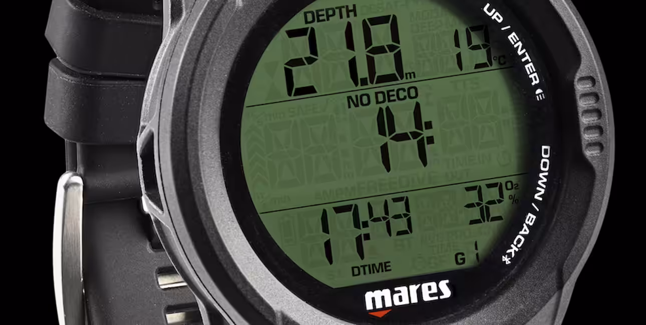L'ordinateur de plongée Mares Sirius affiche des données essentielles pour une exploration sous-marine sécurisée et enrich...