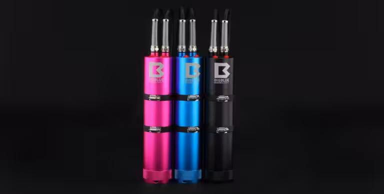 Équipement de plongée sous-marine coloré : lampes Bigblue en rose, bleu et noir pour explorations marines.