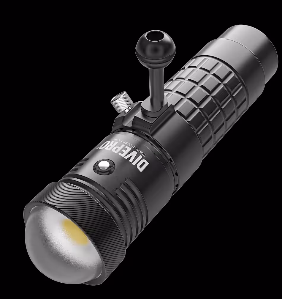 Torche de plongée DIVEPRO, idéale pour explorer les merveilles sous-marines en toute sécurité.