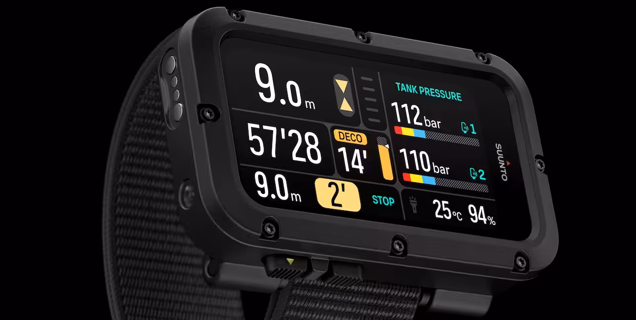 Ordinateur de plongée Suunto affichant profondeur, pression des bouteilles et temps de décompression.