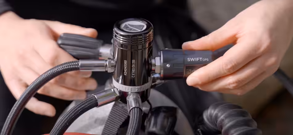 Régulateur de plongée équipé d'un système GPS pour une exploration sous-marine sécurisée.