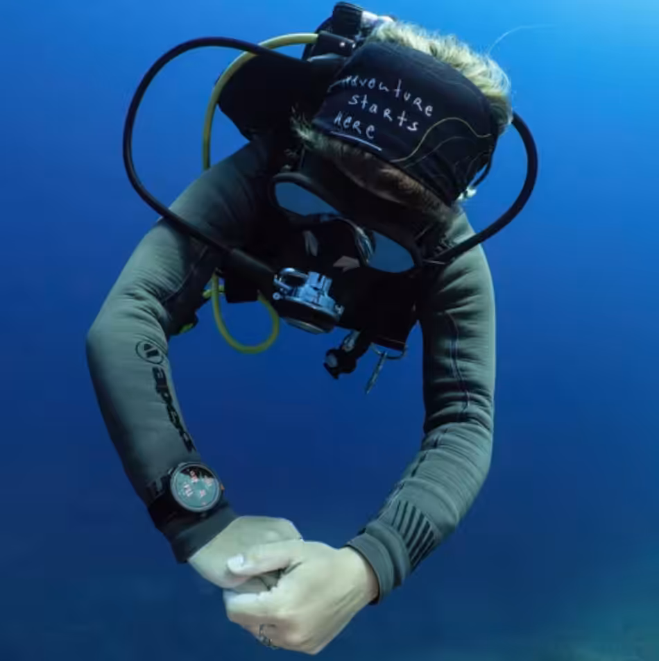 Plongeur explorant les profondeurs marines avec un équipement de plongée adapté et une montre étanche.