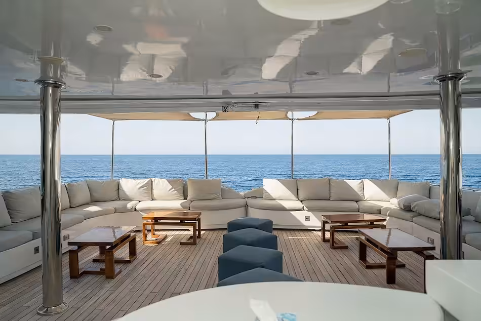 Espace lounge élégant sur un yacht, idéal pour se détendre après une plongée sous-marine.