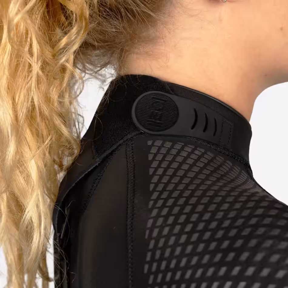 Détail d'une combinaison de plongée moderne, idéale pour les explorations sous-marines.