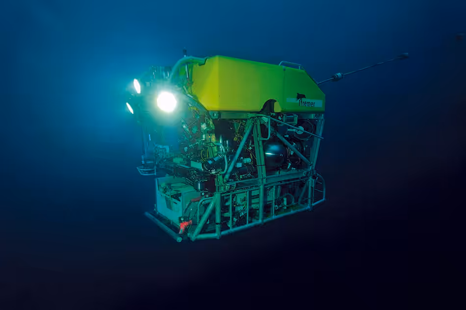 Véhicule sous-marin explorant les profondeurs océaniques avec des lumières puissantes pour la plongée.
