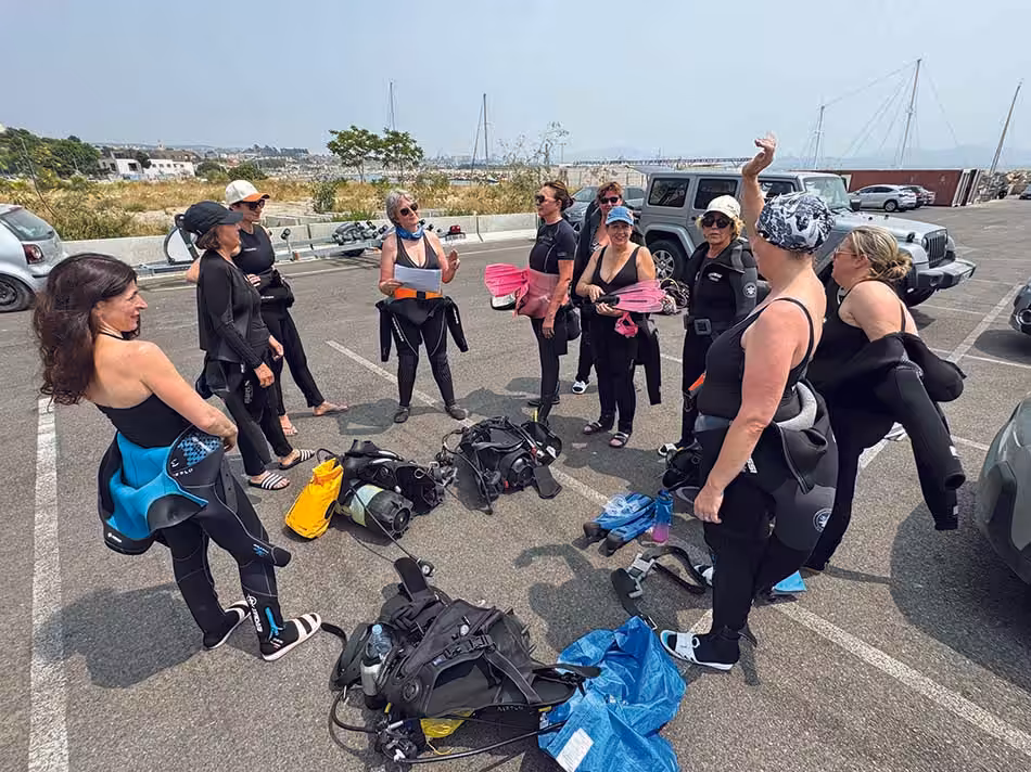 Un groupe de plongeurs se prépare à explorer les merveilles sous-marines.