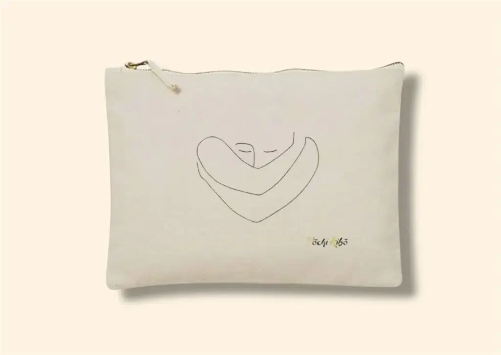 Pochette Pochi Confiance en soi beige photographiée de face sur fond beige, tracé représentant une personne qui se prend elle-même dans ses bras. Pochettes d’accompagnement et de soutien.