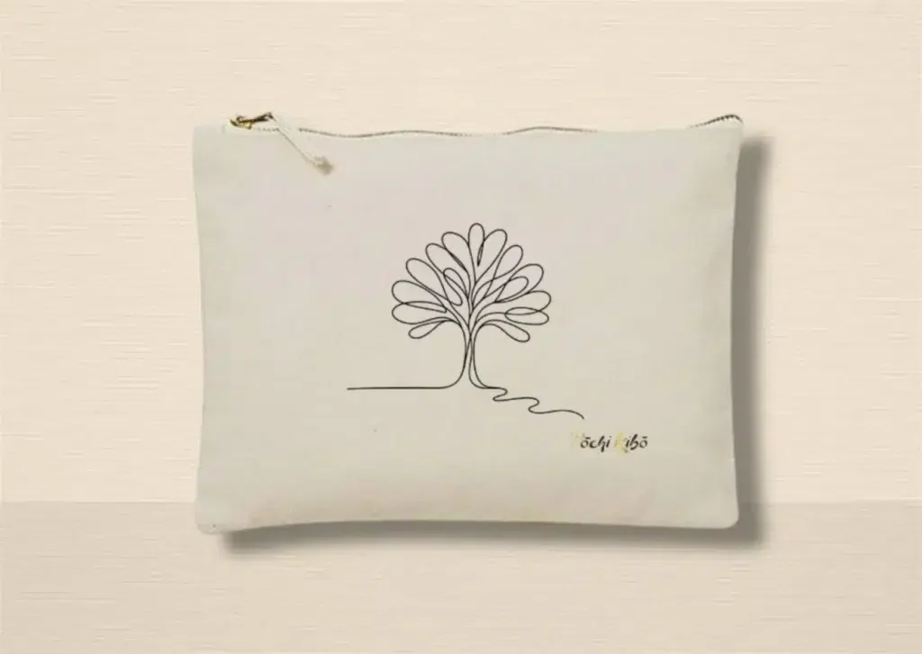 Pochette Pochi Deuil beige photographiée de face sur fond beige, tracé représentant un arbre de vie, logo Pochi Kibo en bas à droite. Pochettes d’accompagnement et de soutien.