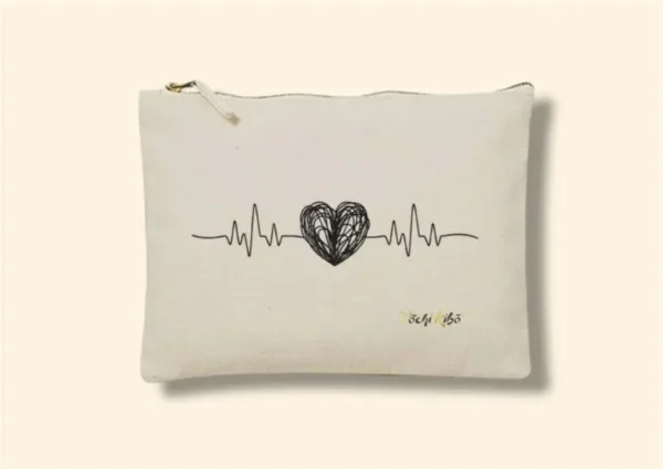 pochette-pochi-emotions-face Pochette Pochi Émotions beige photographiée de face sur fond beige, tracé débutant par une ligne de fréquence cardiaque, formant un cœur noir au milieu, et reprenant la fréquence cardiaque à la fin, logo Pochi Kibo en bas à droite. Pochettes d’accompagnement et de soutien.