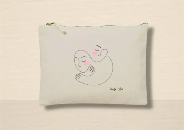 pochette-pochi-reconfort-face Pochette Pochi Réconfort beige photographiée de face sur fond beige, tracé représentant deux personnes qui se réconfortent en s’enlaçant. Pochettes d’accompagnement et de soutien.