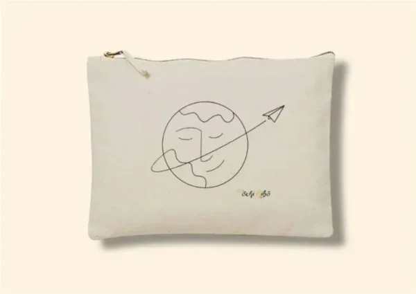 pochette-pochi-voyage-face Pochette Pochi Voyage beige photographiée de face sur fond beige, tracé représentant une Terre souriante et un tracé continu se terminant par un avion en papier. Pochettes d’accompagnement et de soutien.