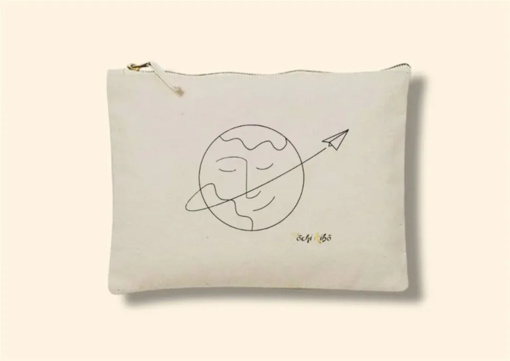 Pochette Pochi Voyage beige photographiée de face sur fond beige, tracé représentant une Terre souriante et un tracé continu se terminant par un avion en papier. Pochettes d’accompagnement et de soutien.