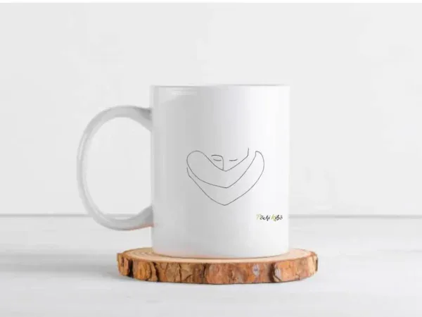 mug-confiance-en-soi-face Mug Confiance en soi Pochi Kibo, blanc à l’extérieur et noir à l’intérieur, vu de face, tracé représentant une personne qui se prend dans ses bras, logo Pochi Kibo en bas à droite, posé sur un morceau de bois rond sur une table, fond blanc
