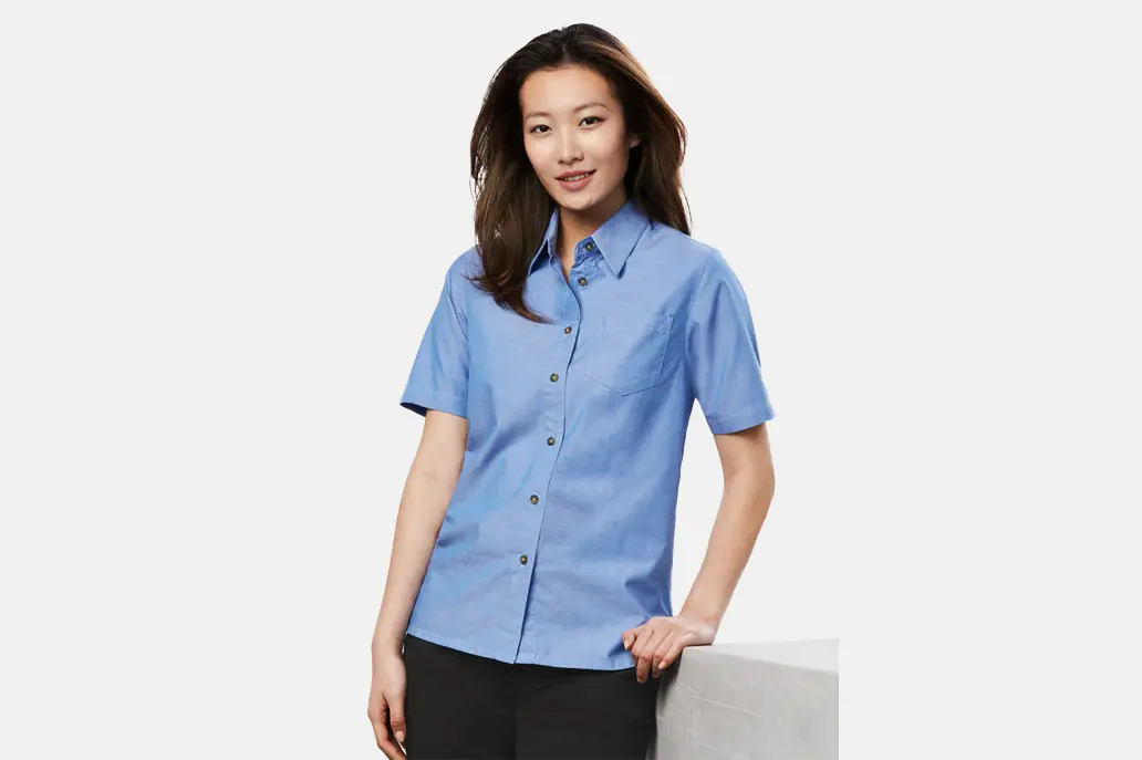 CHAMBRAY HENLEY RUCHED SHOULDER SHORT SLEEVE TOP