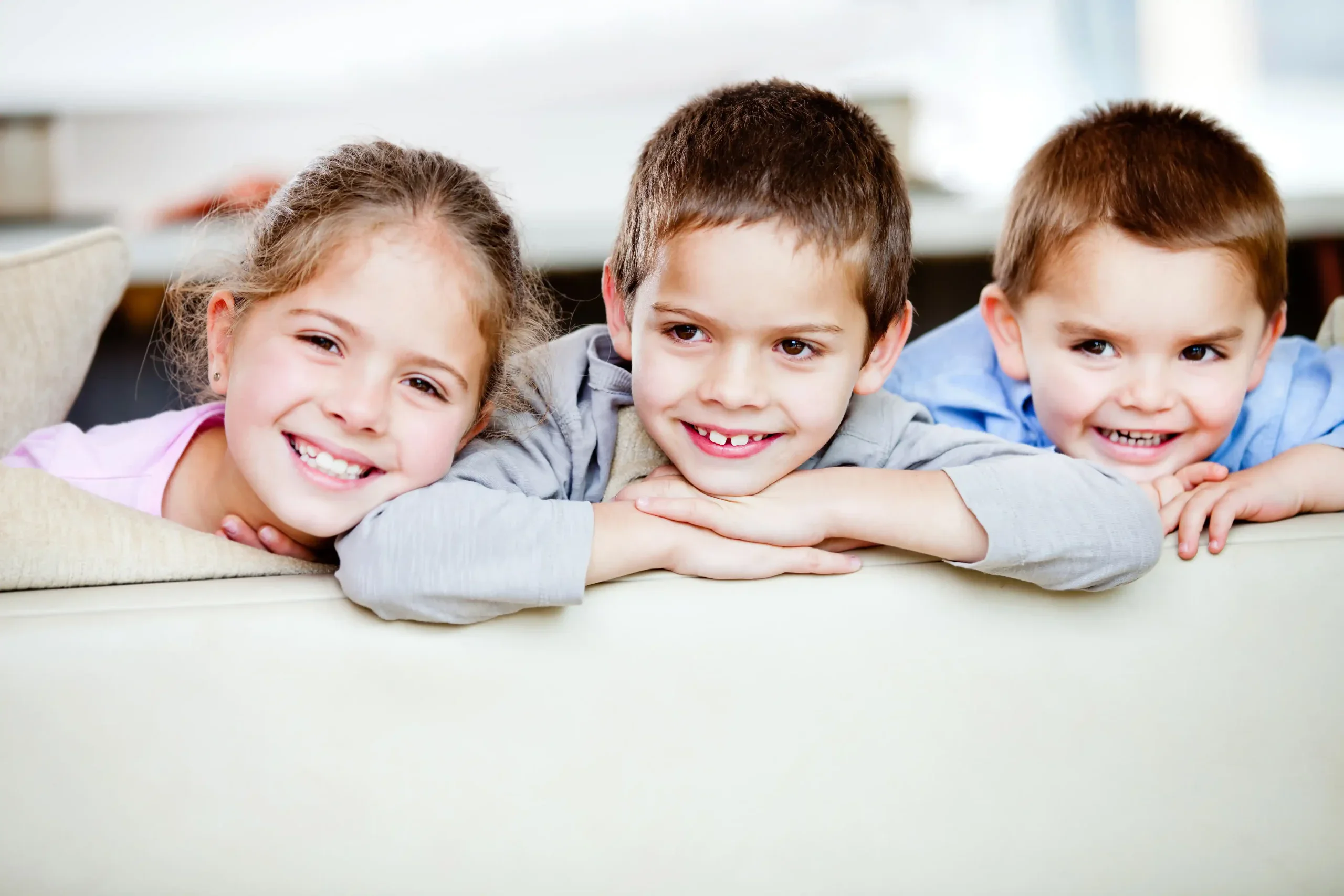 Bambini sorrisi Studio del bianco scaled