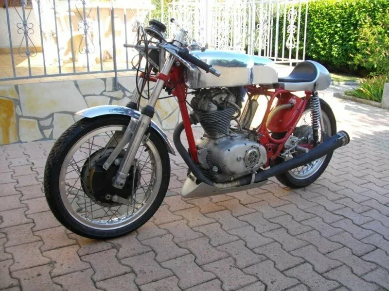 'Vic Camp' Ducati This lovely old bike is to be found in France