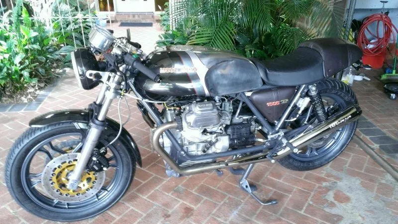 Long Guzzi tank,guzzi sidepanels and a Thruxton seat cowl.