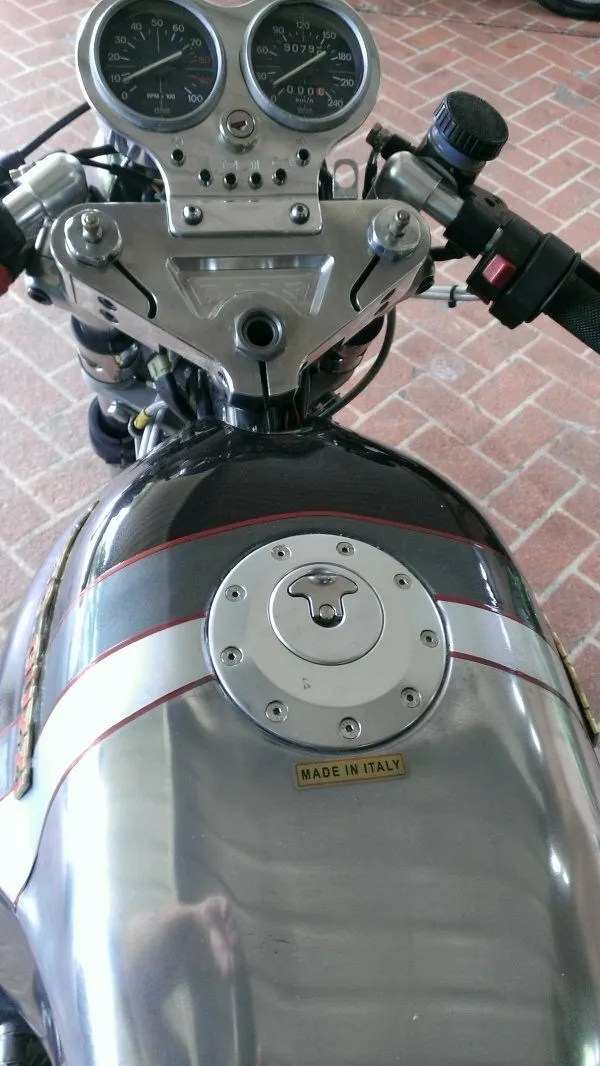 Aero cap in a Guzzi tank