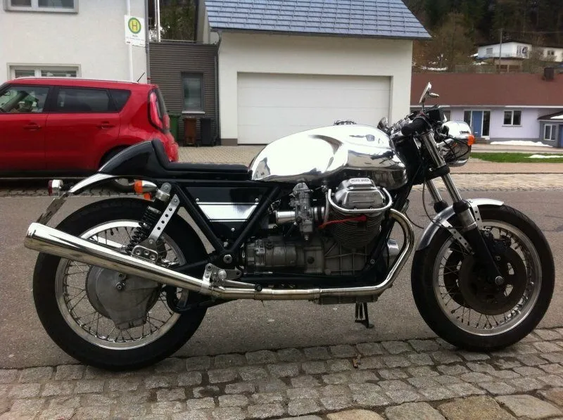 Long Guzzi tank on this 73 T850 Moto Guzzi