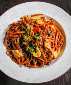 Mézes chilis csirkehús tésztával