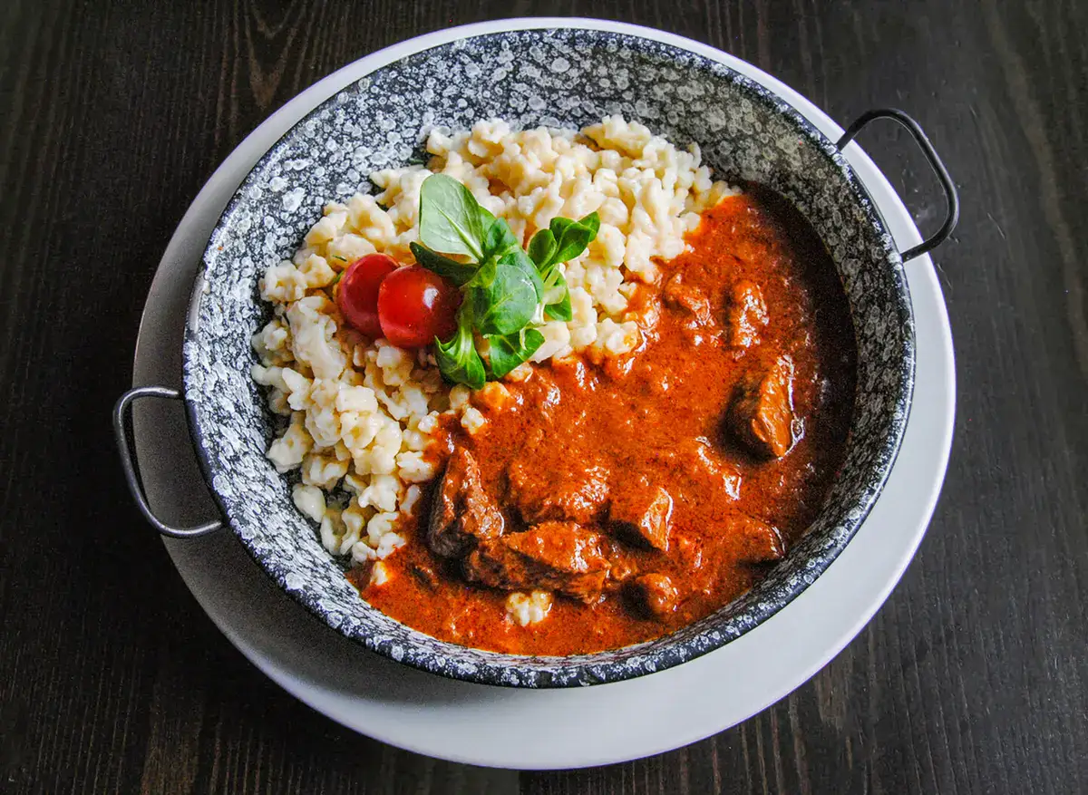 Marhapörkölt galuskával